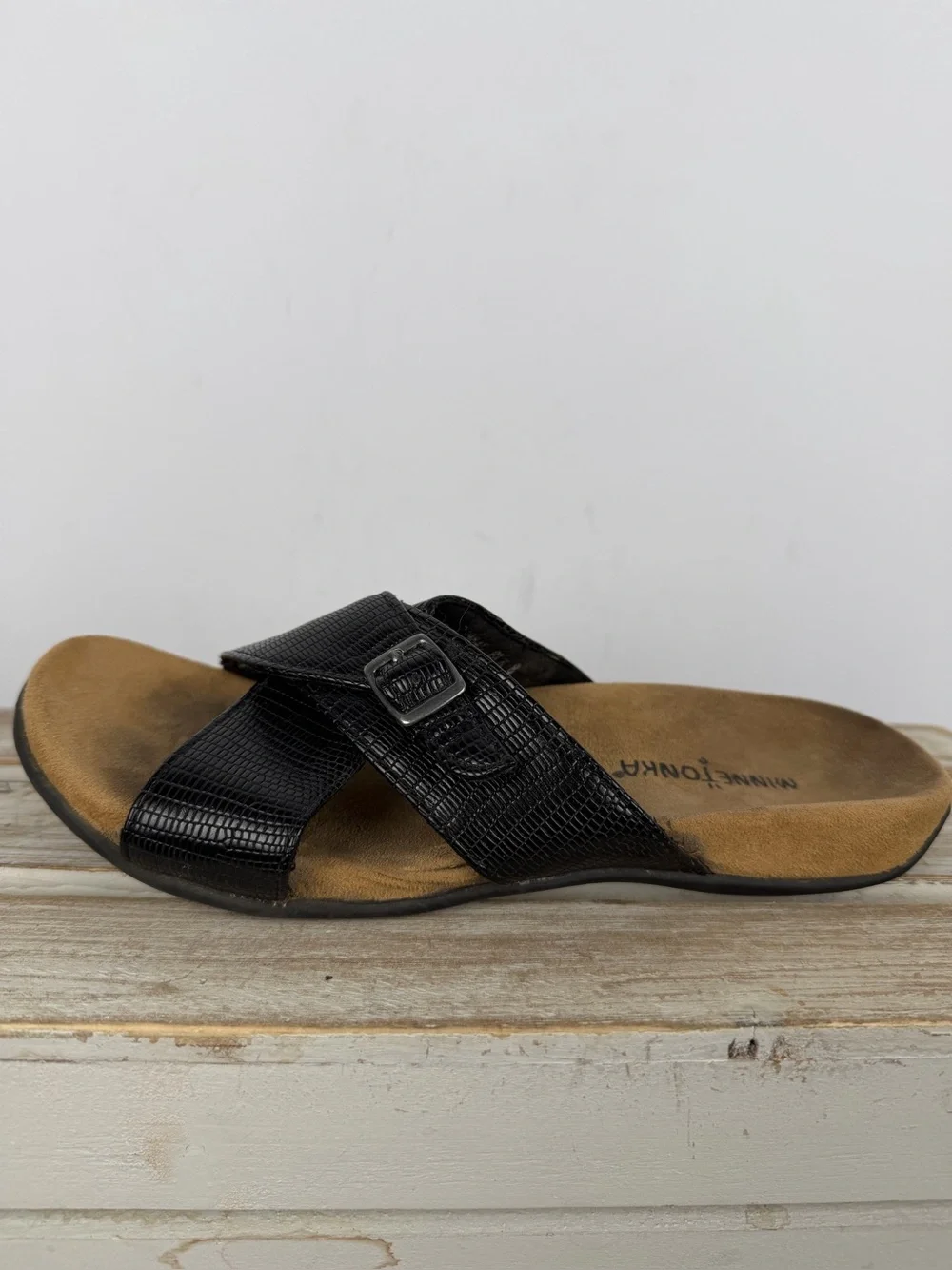 Minnetonka black slide sandals textured lizard-embossed crossover strap Sz 8